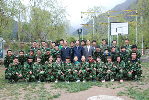 公司十分重視青年職工思想教育工作，經(jīng)常組織開展活動豐富他們的精神生活。圖為拓展訓(xùn)練后領(lǐng)導(dǎo)與年輕人合影